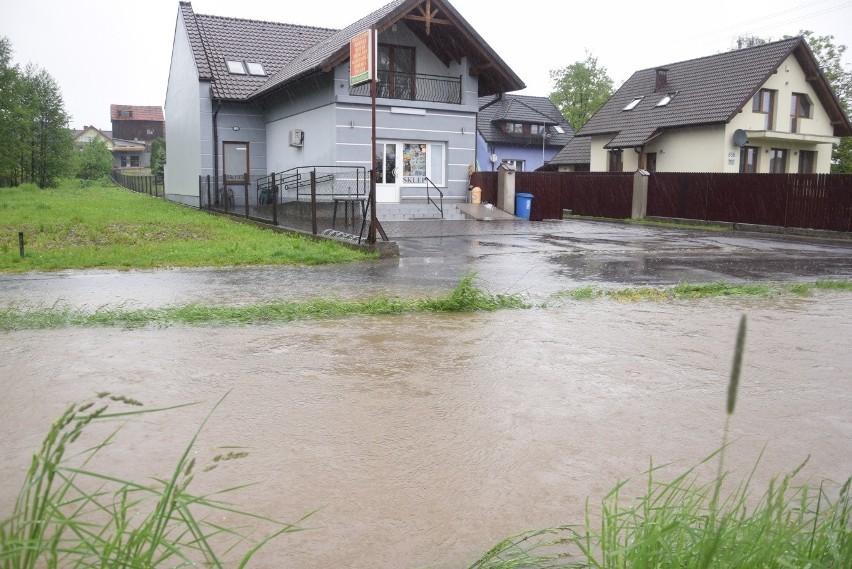 Woda uwięziła ludzi w domach. Alarm powodziowy ogłoszono w pięciu gminach