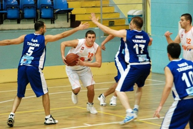 Jakub Lewandowski (numer 13) rzucił 17 punktów, w tym trafił cztery razy za trzy i był najskuteczniejszy w UMKS Kielce.