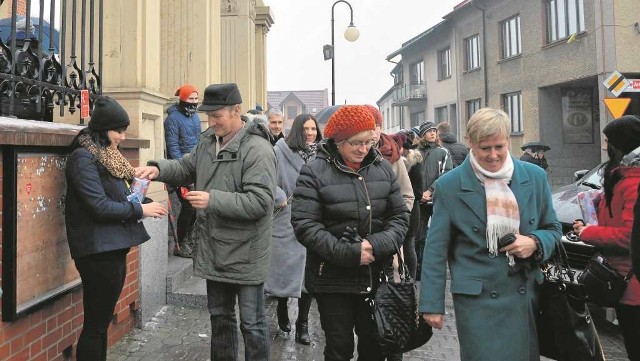 Wolontariusze WOŚP kwestują przed kościołem w Proszowicach