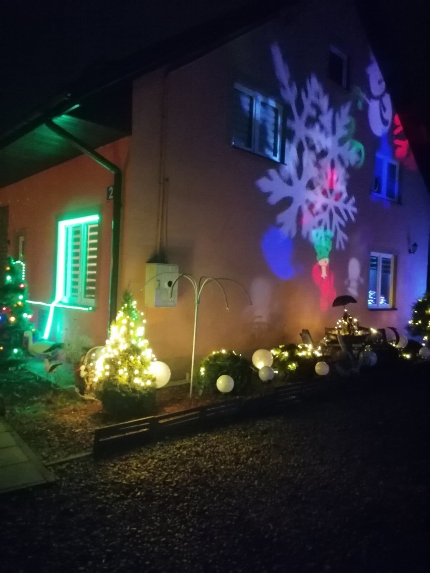 Świąteczne iluminacje w Chynowie. Zobacz najpiękniej udekorowany dom. Galeria zdjęć