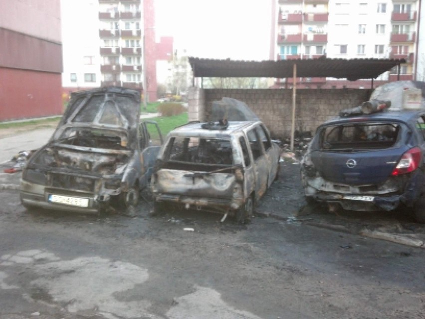 Sosnowiec: spłonęły trzy samochody. Zajęły się od kontenerów na śmieci [ZDJĘCIA]
