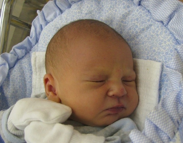 Szymon to pierwsze dziecko Małgorzaty i Dariusza Pirskich. Syn urodził się 7 grudnia, ważył 3800 g i mierzył 57 cm