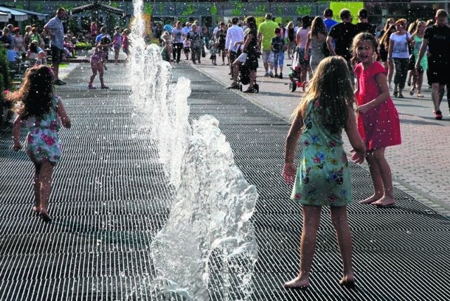 Dzieci i niektórzy dorośli szukali ochłody w fontannach na rynku Manufaktury.
