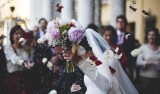 Ile dawać do koperty na wesele? Zobacz aktualne trendy