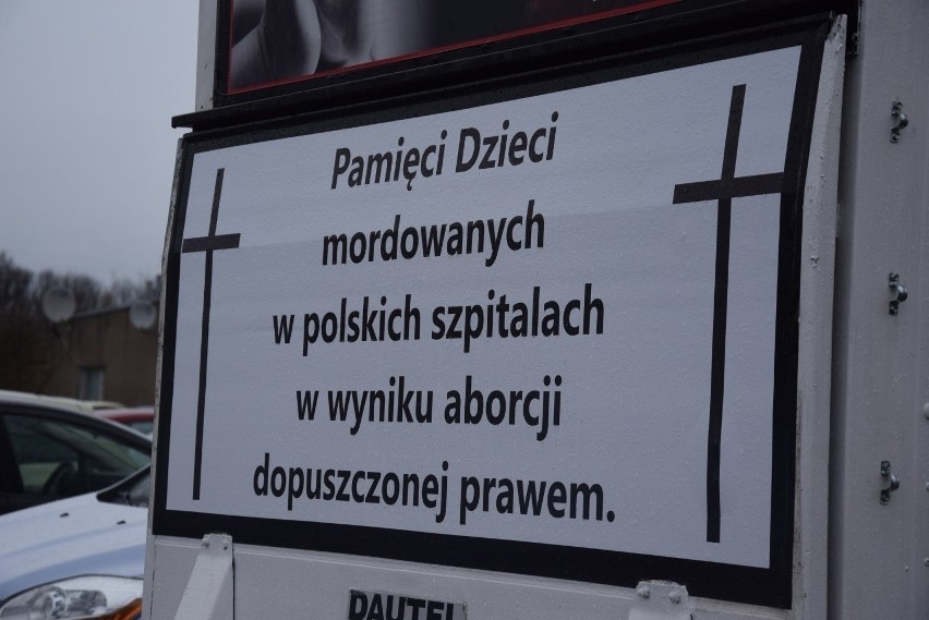 Furgonetka antyaborcyjna stoi przed szpitalem od 12 lutego...