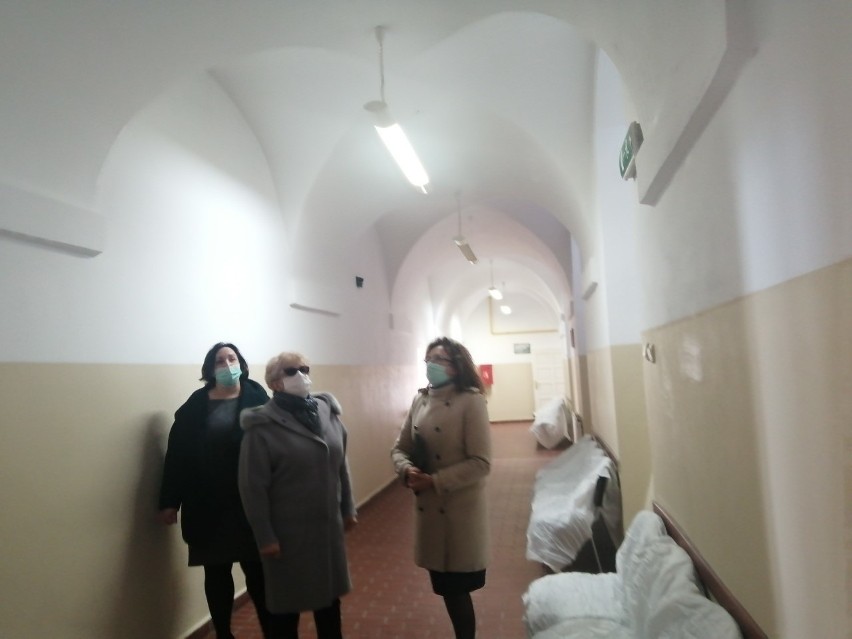 Mury Collegium Gostomianum w Sandomierzu atakuje wilgoć. Konieczne jest odwodnienie budynku. Szkody oceniła poseł Agata Wojtyszek