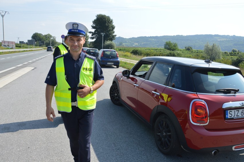 Wielka Wieś. Nietypowy patrol drogówki. Policjantom towarzyszył ksiądz [ZDJĘCIA]