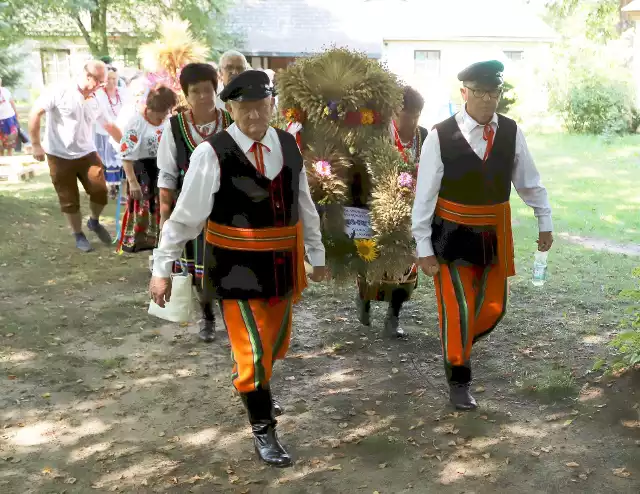 Podczas Święta Plonów w Muzeum Wsi Radomskiej odbył się między innymi korowód z wieńcami dożynkowymi. To jeden z najważniejszych obrzędów tradycyjnych dożynek. Więcej na kolejnych zdjęciach