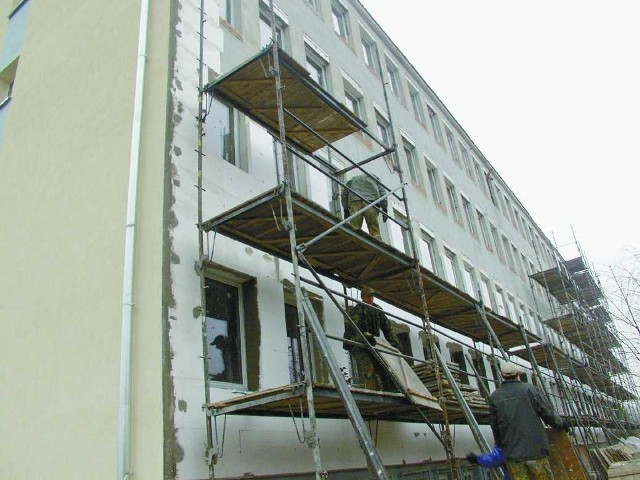 Gminy muszą zapewnić mieszkania rotacyjne lub socjalne lokatorom, wobec których orzeczono eksmisję. Problem w tym, że nie mają skąd ich brać. Na zdjęciu: jeden budynków gminy Opole przygotowywany na lokale socjalne.