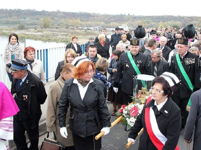 Setki osób modliły się na włocławskiej tamie i przy sanktuarium  ks. Jerzego Popiełuszki czcząc pamięć kapelana "Solidarności&#8221;