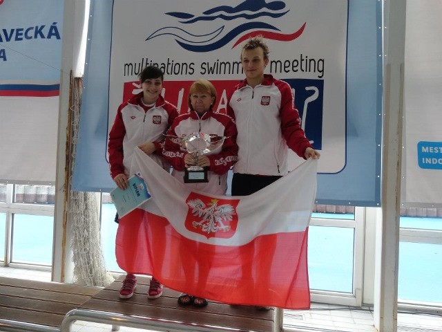 Angelika Wikieł na podium wraz z kierownikiem polskiej ekipy i kapitanem męskiej reprezentacji Maciejem Kuświkiem.