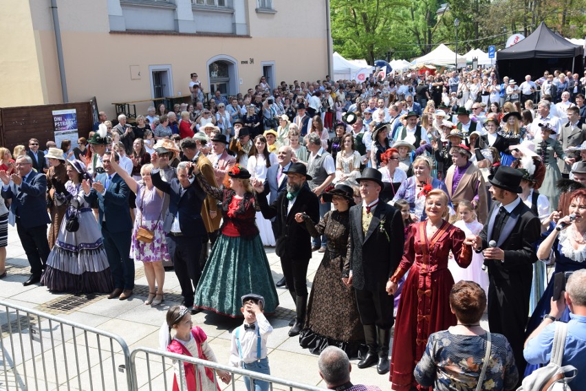 Majówka Hrabiny Zofii. Krzeszowickie święto w epokowych strojach i polonez na Rynku [ZDJĘCIA]