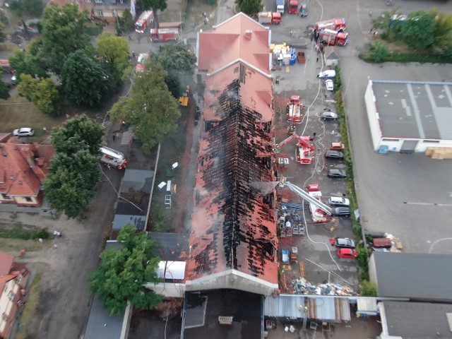 Pożar wybuchł przed godz. 18 w budynku, w którym remontowany jest basen – ogień bardzo szybko rozprzestrzeniał się, obejmując drewniane elementy konstrukcji poddasza. Zobacz zdjęcia -->