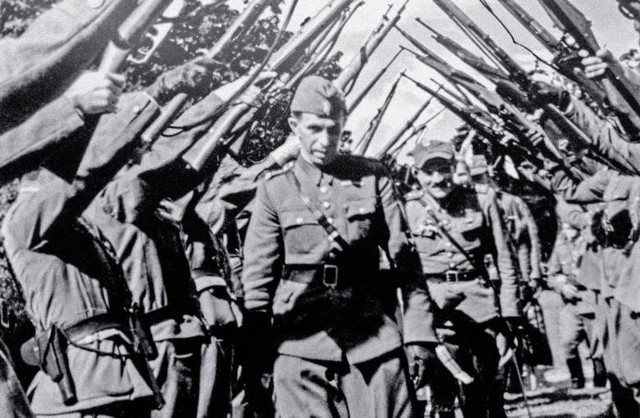 Święto zakończenia II wojny światowej w Brygadzie Świętokrzyskiej Narodowych Sił Zbrojnych. Na pierwszym planie dowódca Antoni Szacki pseudonim "Bohun"