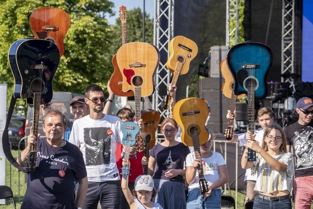 Gitarzyści z całej Wielkopolski zjechali się, aby w sobotnie popołudnie podczas happeningu w parku Jana Pawła II na Łęgach Dębińskich wykonać przebój Kayah i Gorana Bregovicia "Prawy do lewego". Przejdź do kolejnego zdjęcia --->