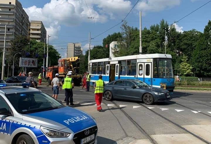 Wykolejenie tramwaju na ul. Legnickiej we Wrocławiu...