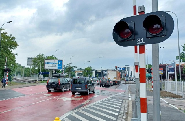 Policja przypomina, że pulsujące czerwone światła na przejazdach kolejowych to nie ostrzeżenie, ale bezwzględny zakaz wjazdu na przejazd. (Zdjęcie ilustracyjne)