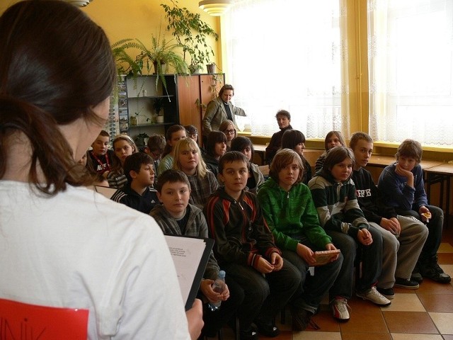 Gimnazjaliści z tarnobrzeskiej "trójki&#8221; tuż przed egzaminem kończącym szkołę.