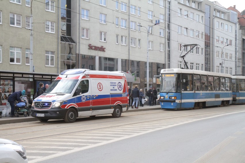 Karetka zablokowała torowisko. Reanimacja na przystanku na Piłsudskiego