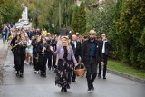 Uroczysty Korowód Powidlakowy inaugurował tegoroczną edycję Powidlaków w Krzeszowie. Mieszkańcy szli przy akompaniamencie orkiestry!