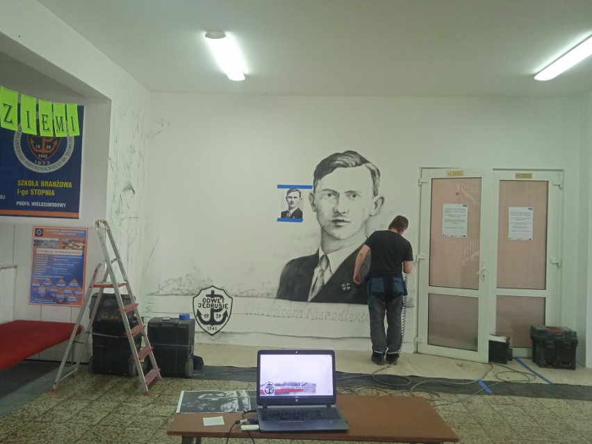 W Zespole Szkół w Połańcu powstał wyjątkowy mural. Upamiętnia Oddział Partyzancki AK „Jędrusie”