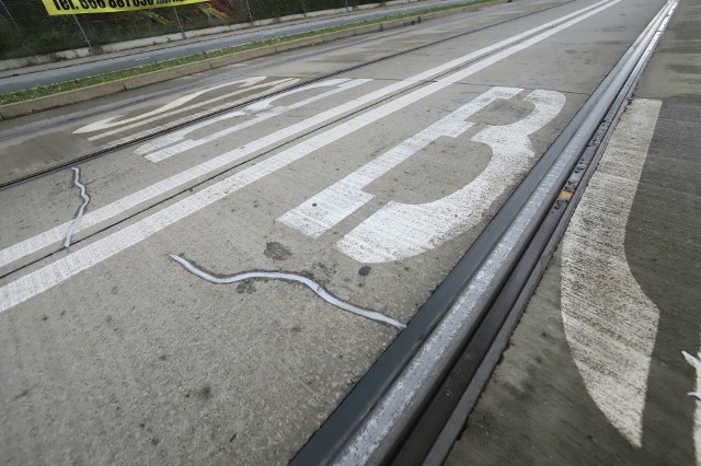 TAT na Nowy Dwór, odcinek od pl. Orląt Lwowskich do ul. Smoleckiej. Na betonowej nawierzchni pojawiły się pęknięcia. Po nawet niewielkich opadach deszczu tworzą się kałuże.