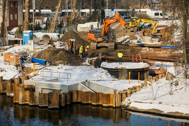Badania geotechniczne po uszkodzeniu przy moście Pomorskim są jeszcze w toku.