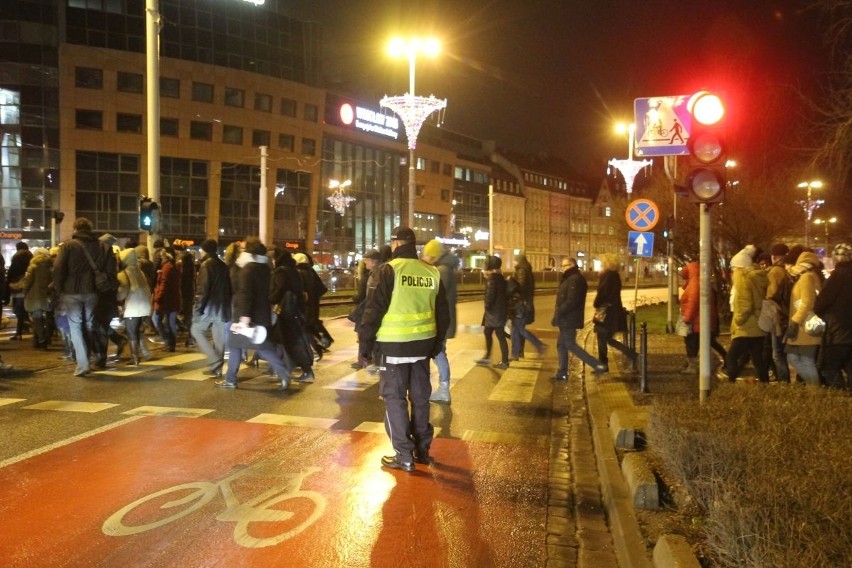 Czarna Środa we Wrocławiu. Protest w Rynku i pod biurami poselskimi 