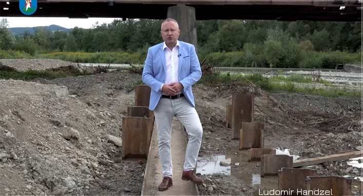 Nowy Sącz. Trwa budowa tymczasowego mostu na rzece Kamienica. Kiedy będzie gotowa? [ZDJĘCIA]
