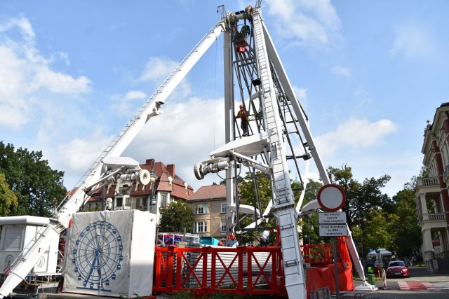 Przez ostatnie dziesięć dni lunapark dostarczał uczestnikom Winobrania niezapomnianych atrakcji. Karuzele, młyny, cymbergaje, czy autodromy zapewniały rozrywkę oraz adrenalinę. W tym miejscu świat stawał na głowie, a rzeczywistość wirowała i mieniła się wszystkimi kolorami. Przyszedł jednak czas na pożegnanie. Właśnie trwa rozbiórka potężnych maszyn, na których jeszcze wczoraj bawiły się tłumy. ZOBACZ ZDJĘCIA >>>Obejrzyj także: Winobraniowy lunapark przyciąga całe rodziny