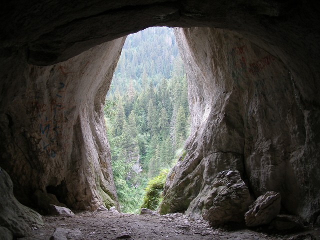 Jaskinia Mylna w Dolinie Kościeliskiej - tam znajdziemy najsłynniejsza okna w Tatrach, która dla wielu turystów są wręcz idealnym miejscem do zrobienia zdjęć. W galerii podlinkowaliśmy zdjęcia z tego tatrzańskiego okna, jakie wykonali użytkownicy Instagrama.