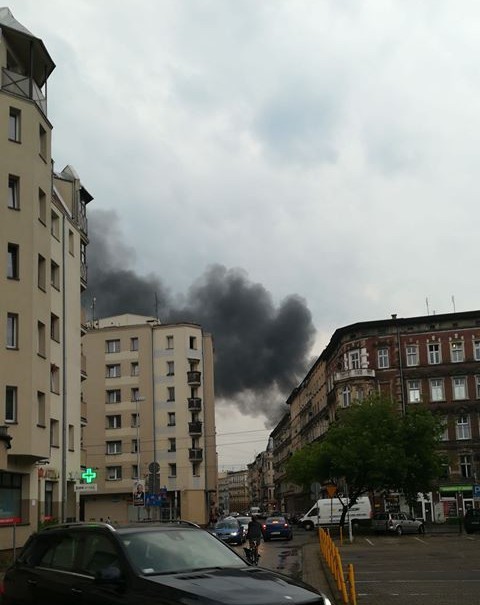Pożar w centrum Wrocławia. Kłęby czarnego dymu nad miastem [FILM]