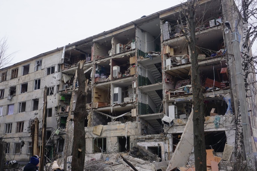 Bomba zrzucona na plac zabaw i dzielnicę mieszkalną. Rosjanie rujnują Charków. Zniszczone przedszkole, liceum i kompleks sportowy