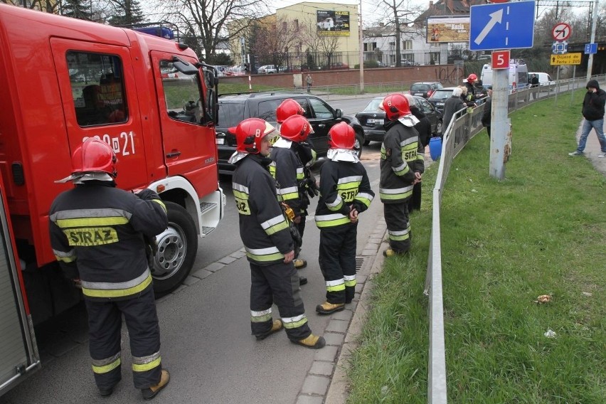 Wrocław: Wypadek na placu Staszica. Zderzyły się ford, skoda i mitsubishi (ZDJĘCIA)