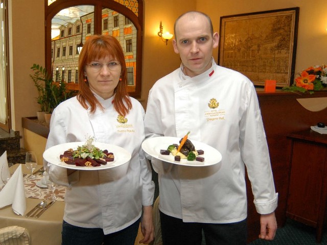 Szefowie kuchni: Dorota Pajęcka i Grzegorz Bąk prezentują duszone policzki wieprzowe z puree ziemniaczanym i glazurowanymi buraczkami w miodzie lubaczowskim.