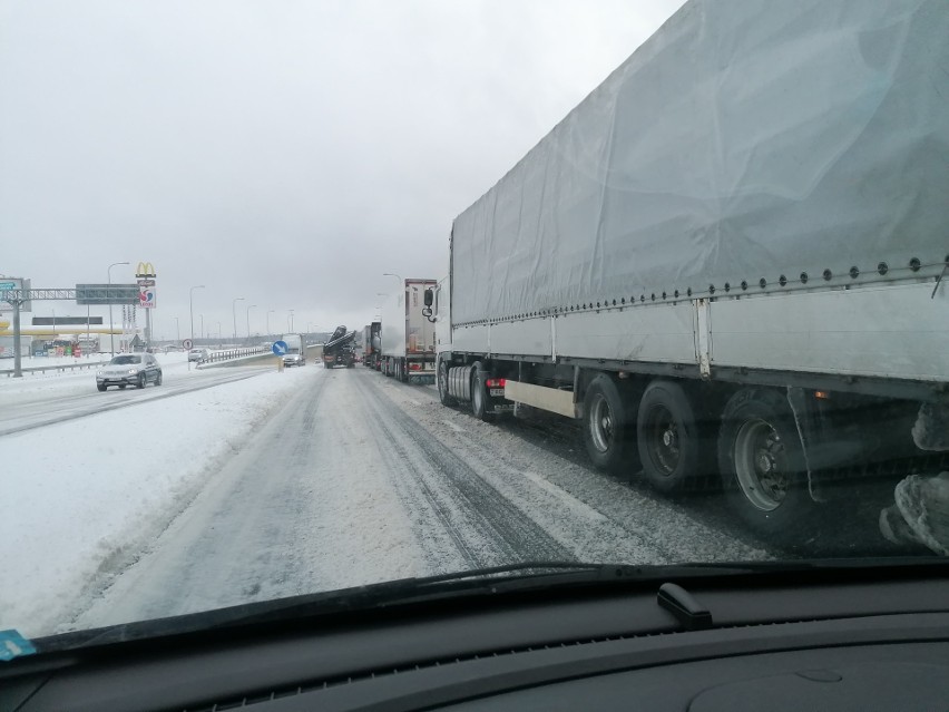 Śnieg padał, a w Białymstoku na ulicach było biało i ślisko. Bo firmom odśnieżającym... zabrakło soli (zdjęcia)