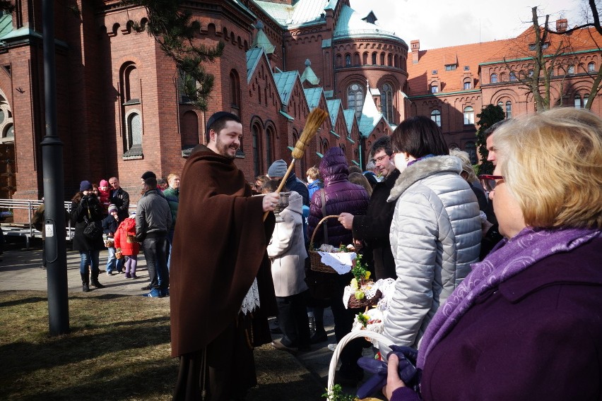 Wielka Sobota 2015: Święcenie pokarmów w katowickich...