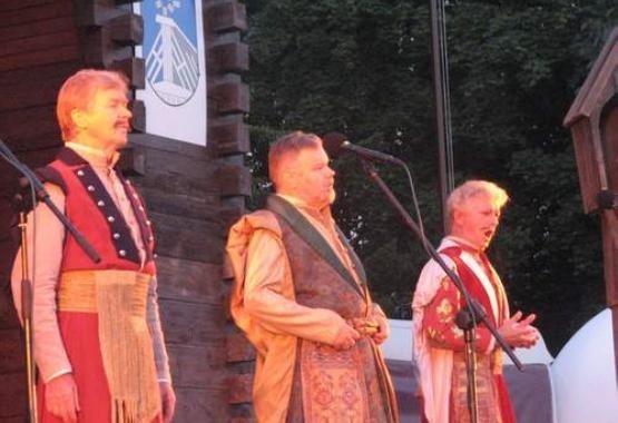 Od lewej jubilaci: Andrzej Jurkiewicz i Wiesław Bednarek, w głębi Kazimierz Kowalski w "Strasznym dworze", inaugurującym ubiegłoroczny festiwal.