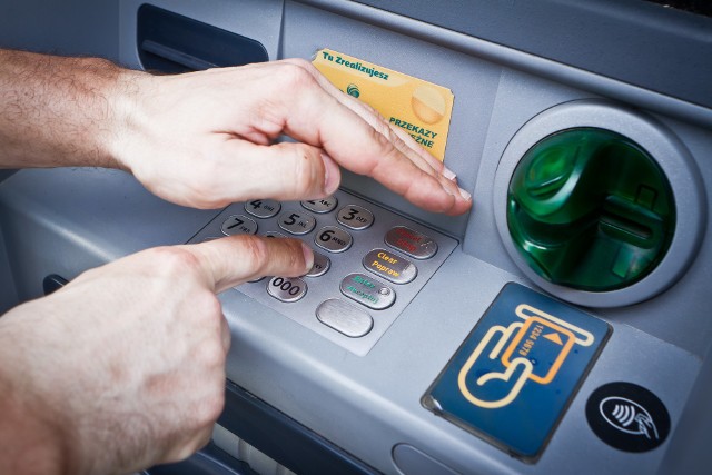 Napastnicy ukradli kartę bankomatową i kilka razy zapłacili nią za zakupy
