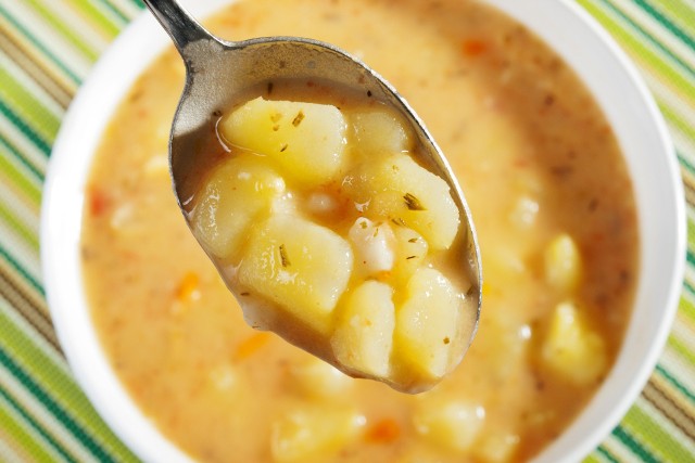 Rozgrzewająca i pożywna zupa do przygotowania z  kilku prostych składników.