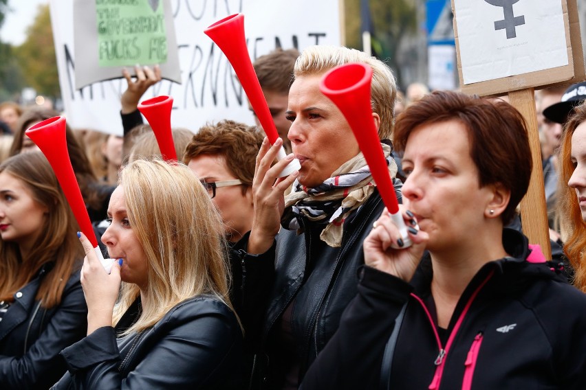 Ogólnopolski strajk kobiet. Czarny Poniedziałek w Warszawie
