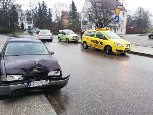 W poniedziałek przed południem na ulicy Młyńskiej w Koszalinie doszło do zderzenia dwóch samochodów osobowych. Na szczęście nikomu nic się nie stało.Zobacz także Wypadek w Mostowie