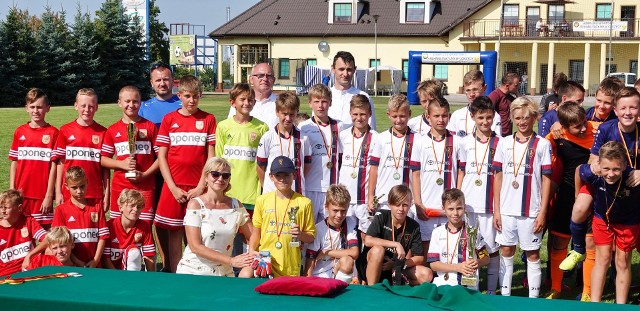 24 sierpnia  na terenie Kompleksu Sportowo-Rehabilitacyjnego w Górzycy po raz kolejny odbył się Turniej Młodzików TORNEO LUBUSKIE w ramach Ogólnopolskiego Programu Piłkarski Laur. Zwycięzcą turnieju został zespół Pogoń Szczecin przed AP Warta Gorzów Wlkp., trzecie miejsce zdobyła drużyna UKS Perła CybinkaKlasyfikacja końcowa turnieju przedstawia się następująco:1. Pogoń Szczecin2. AP Warta Gorzów Wlkp.3. UKS Perła Cybinka4. Energetyk Gryfino5. UKS Polonia Słubice6. Steinpol Ilanka Rzepin7. Spójnia Ośno Lubuskie8. Football Arena Szczecin9. Hat-Trick Lubsko10. Czarni Browar WitnicaW trakcie turnieju była możliwość oddania krwi w mobilnym Krwiobusie z Regionalnego Centrum Krwiodawstwa i Krwiolecznictwa z Zielonej Góry.Zobacz wideo: Akademia Piłkarska Macieja Murawskiego Zielona Góra - Chrobry Głogów 1:5 (24.08.2019)Czytaj też: DOŻYNKI GMINNE W GMINIE CYBINKA ODBYŁY SIĘ W DRZENIOWIE