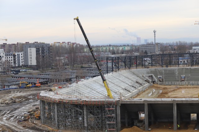 Budowa Zagłębiowskiego Parku Sportowego w Sosnowcu trwa, mimo okresu zimowego. Na hali sportowej jest montowana stalowa konstrukcja dachu. Podobnie na stadionie piłkarskim.Zobacz kolejne zdjęcia. Przesuwaj zdjęcia w prawo - naciśnij strzałkę lub przycisk NASTĘPNE