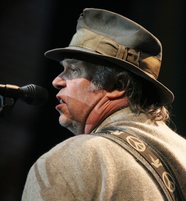 Słynny rockman kontra słynny podkaster. Neil Young zarzucił Spotify szerzenie dezinformacji o covid-19. Platforma usuwa jego muzykę