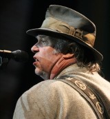 Słynny rockman kontra słynny podcaster. Neil Young zarzucił Spotify szerzenie dezinformacji o covid-19. Platforma usuwa jego muzykę