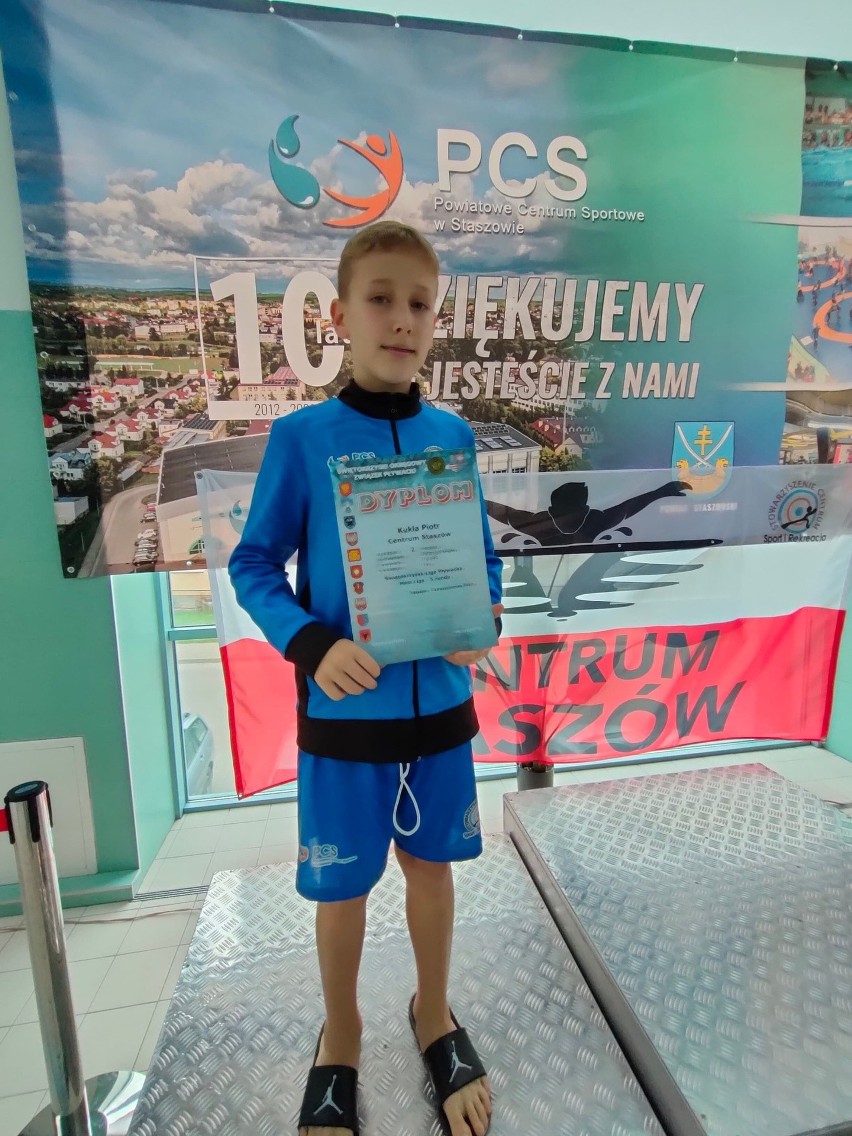 Sukcesy młodych pływaków z Połańca i Staszowa podczas piątej rundy Małej Świętokrzyskiej Ligi Pływackiej. Zobacz zdjęcia