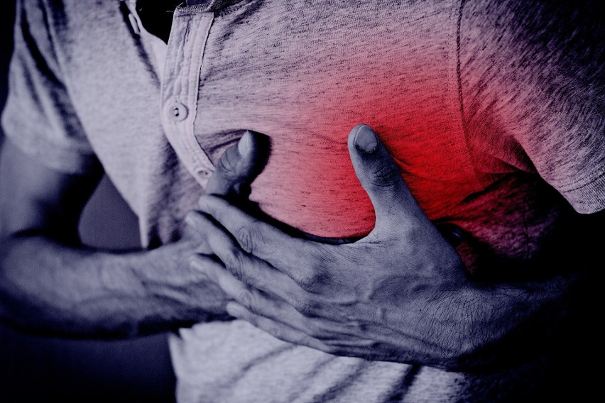 56 proc. pacjentów skarżyło się na ból w klatce piersiowej.