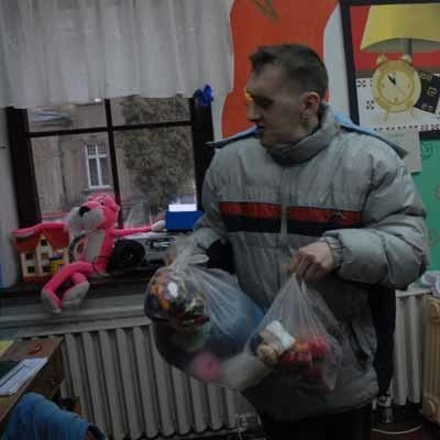 Pan Mariusz od kilku dni pakuje już materiały przydatne do zajęć manualnych, które - ma nadzieję - także będą się odbywać w nowym domu, w Szczawnie