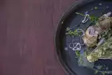 Przepis na aromatyczne kiełbaski grillowe przekładane bekonem i camembertem z ziołami